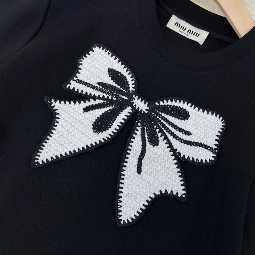 Miu Miu - 2404-24ss Весна/Лето Новинка Платье с короткими рукавами и вышивкой бантом - Черное