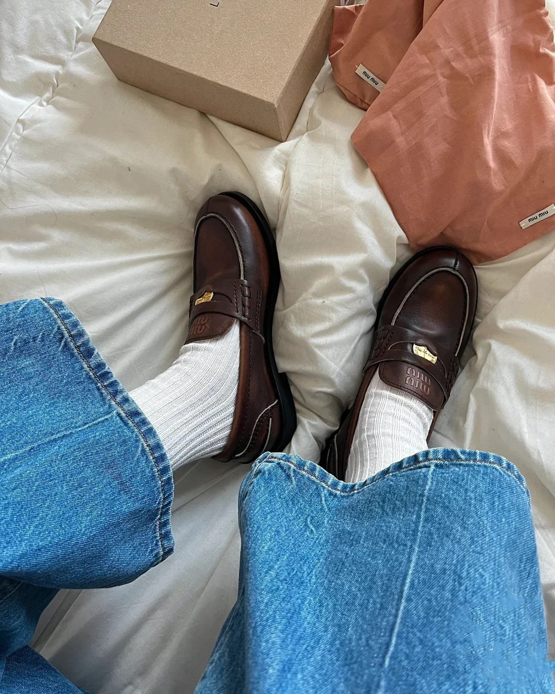 Винтажные лоферы Miu Miu с эффектом потертости и золотыми монетками — фотографии на теле.