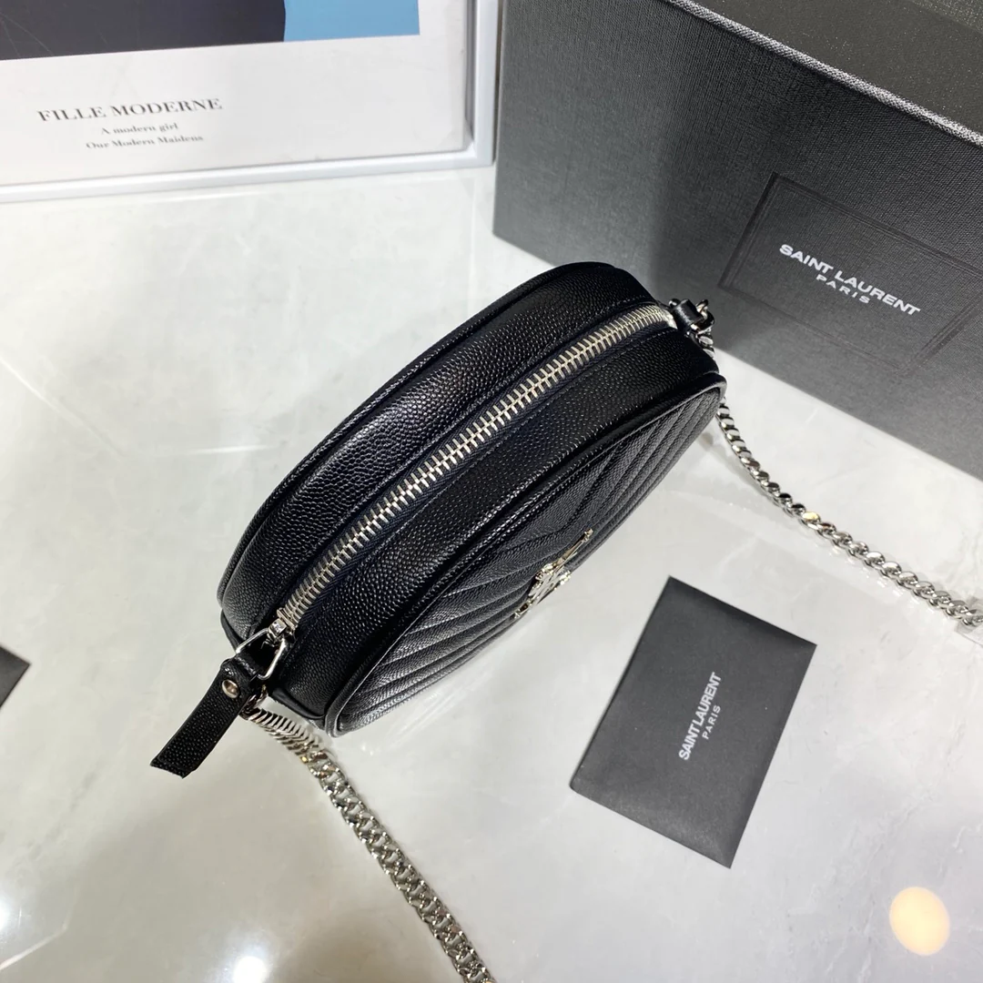 Маленькая круглая сумка YSL Vinyle - черная с серебристой фурнитурой.