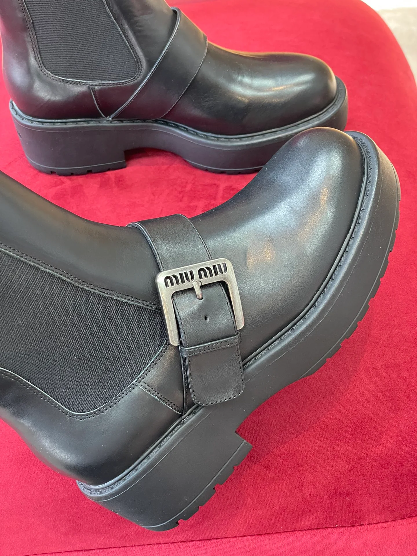 Новинка сезона осень/зима 2022 от Miu Miu — ботинки челси.