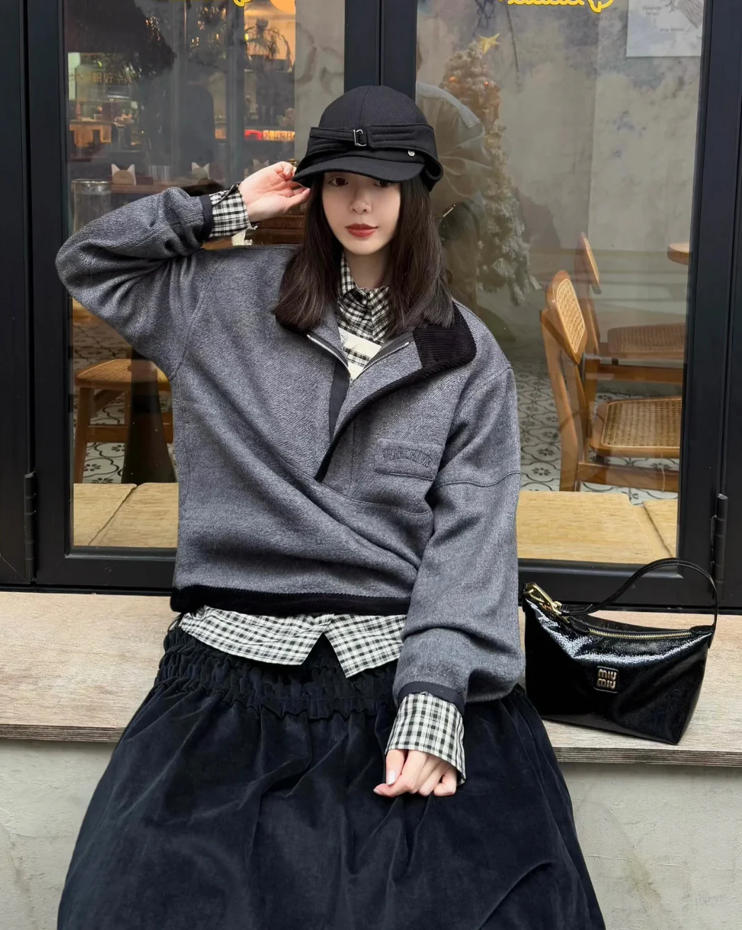 Косметичка/сумка для обеда Miu Miu из лакированной кожи — фото в действии.