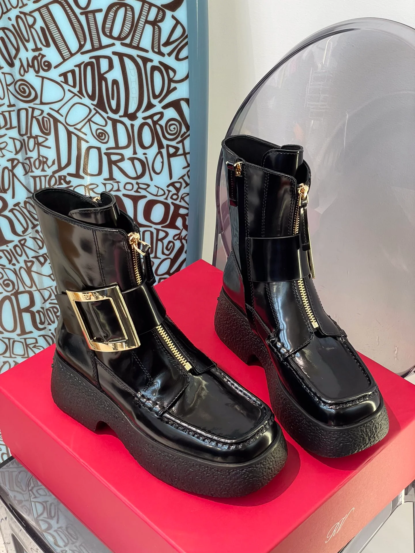 Кожаные ботинки на толстой подошве с застежкой-молнией и металлическими пряжками.