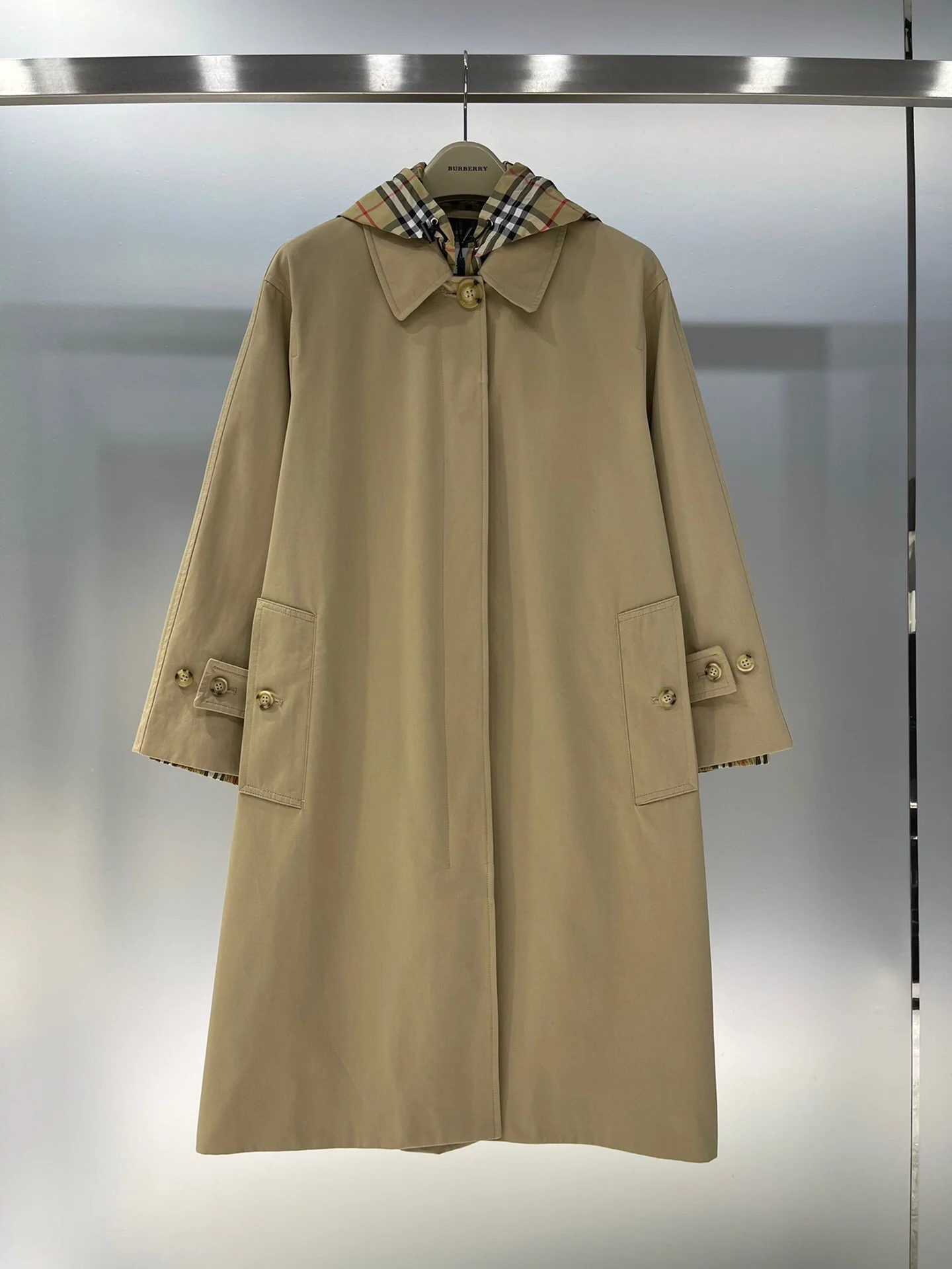 Тренч Burberry 2403 в клетку, двубортный, с капюшоном, отстегивающийся.