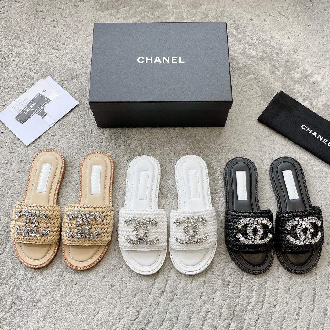 Новинка сезона весна/лето 2023 от Chanel - плетеные тапочки со стразами - черные