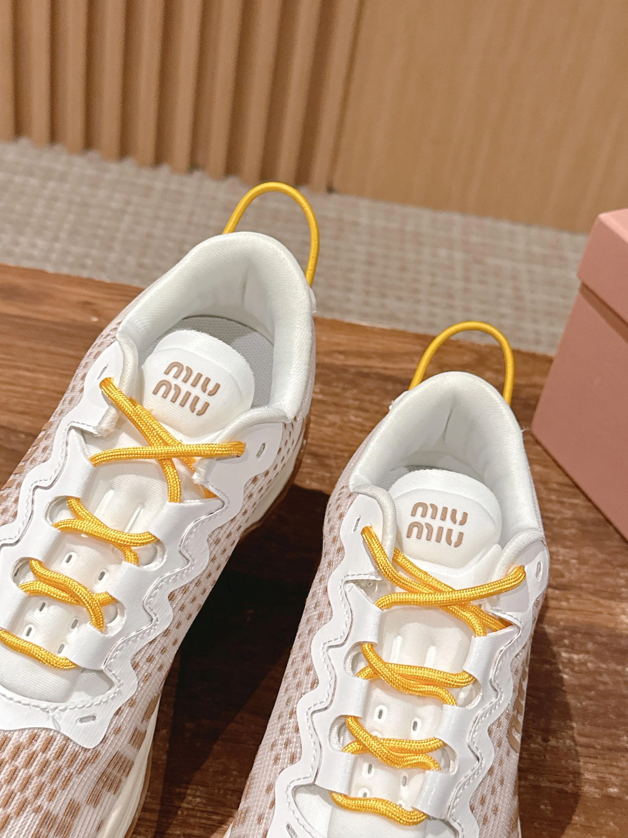 Кроссовки на платформе Miu Miu - розовые