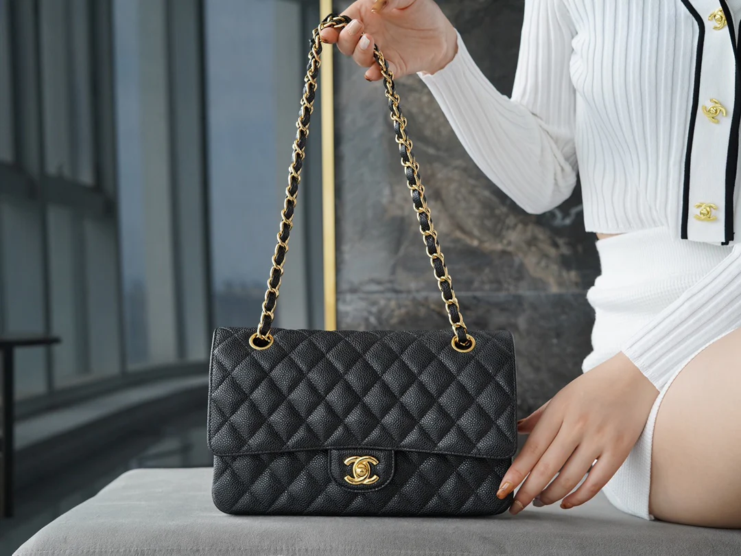 Классическая сумка Chanel с клапаном - 25 см
