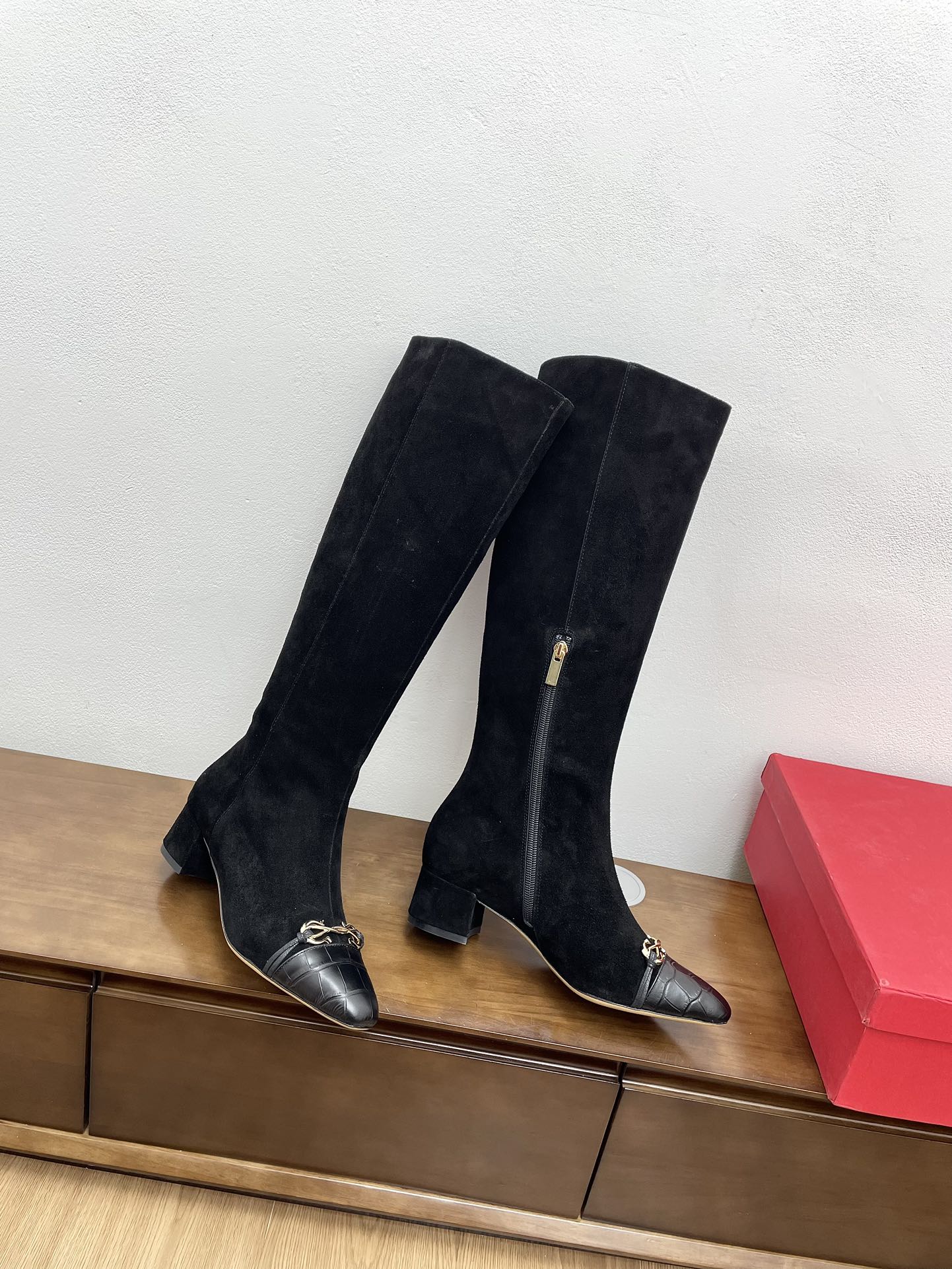 Ботинки Salvatore Ferragamo 2024 на массивном каблуке - черные