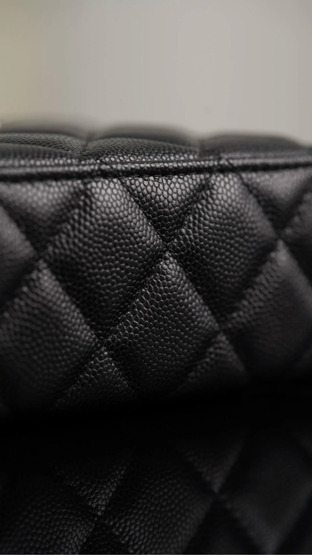 Сумка для ланча Chanel 25p Lychee Beef - черно-золотая