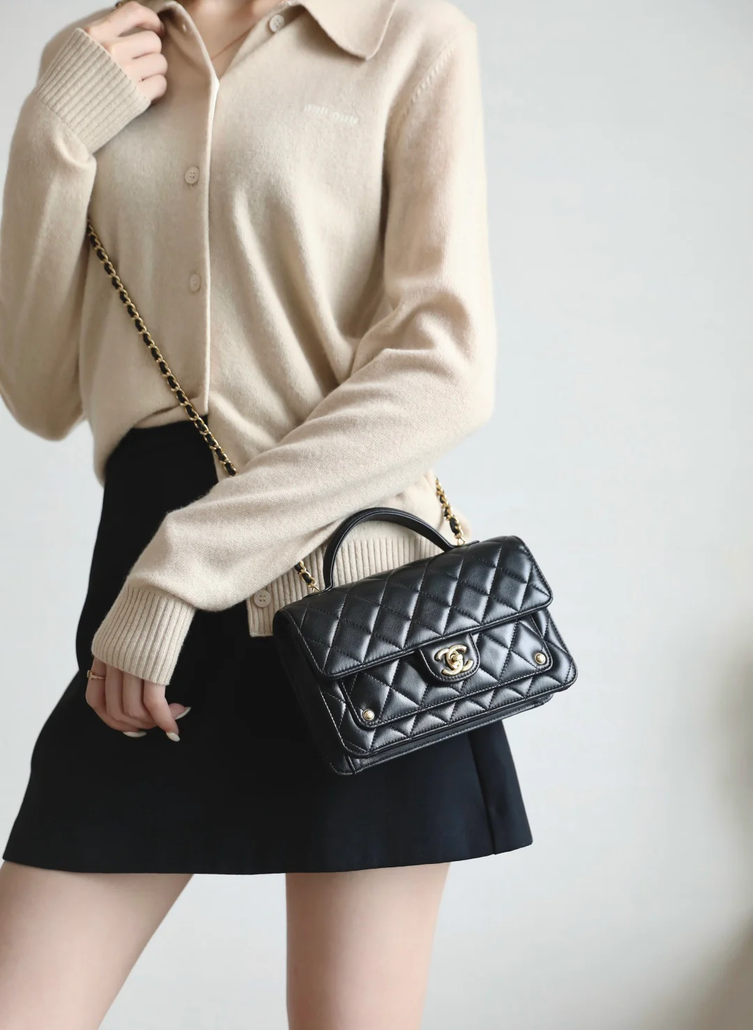 Chanel - Сумка-мессенджер с заклепками - Черная с золотой фурнитурой