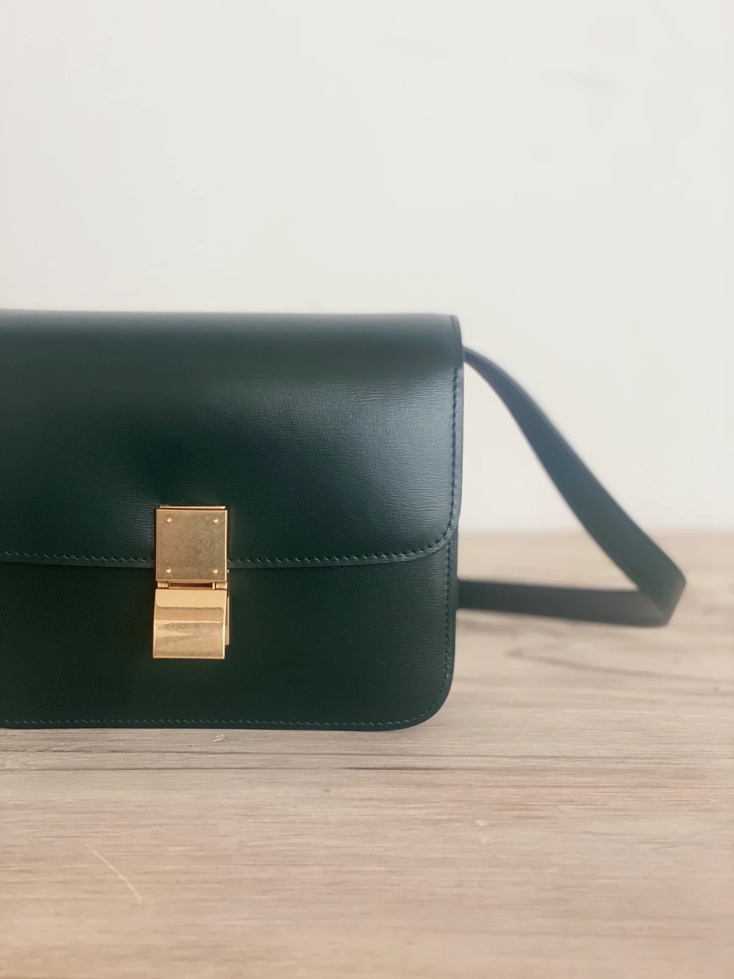 Сумка Celine Box-Tteen из полированной телячьей кожи — темно-зеленая.