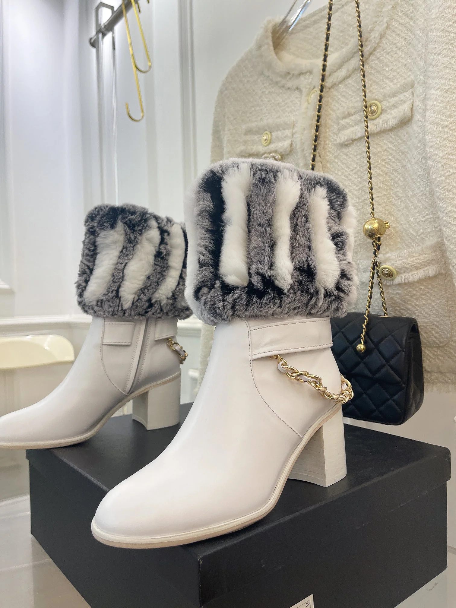 Новинка весны 2022 года от Chanel - Ботильоны на массивном меховом каблуке - Белые