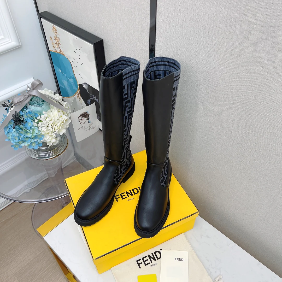 Новинка сезона осень/зима 2022 от Fendi - Ботинки Dr. Martens - Ботинки до середины икры - 1