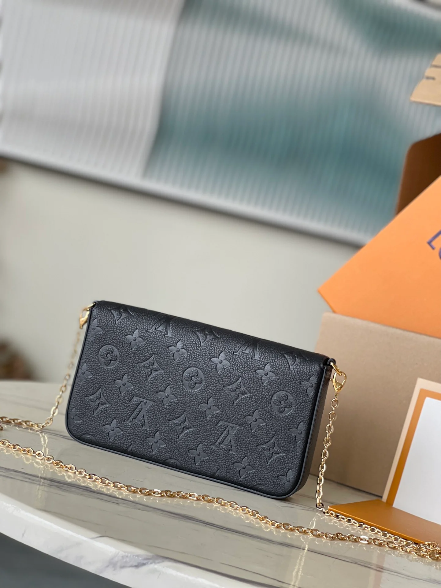 m64064-LV-pochette-felicie-empreinte сумка через плечо с тиснением-черный