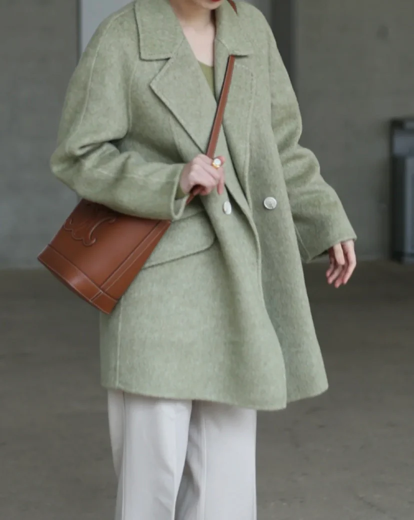 Маленькая коричневая кожаная сумка-ведро Celine Cuir Triomphe