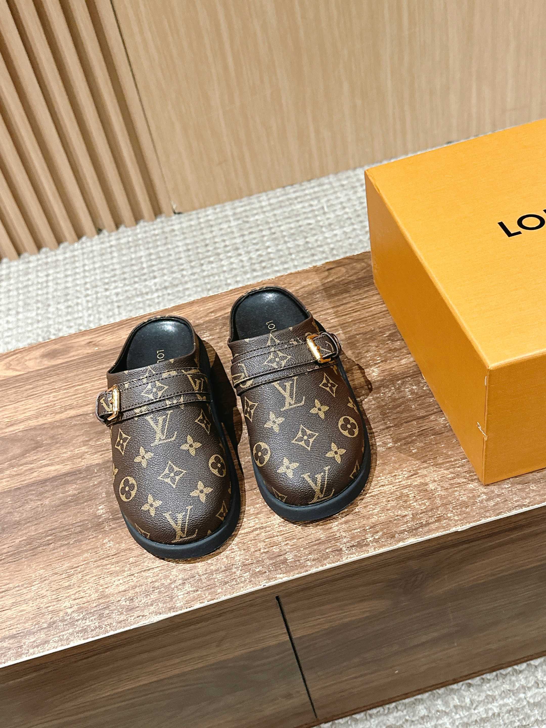 Новинка LV 2025 - Обувь Birkenstock - Узор ?Монограмма? - Кофейно-коричневый