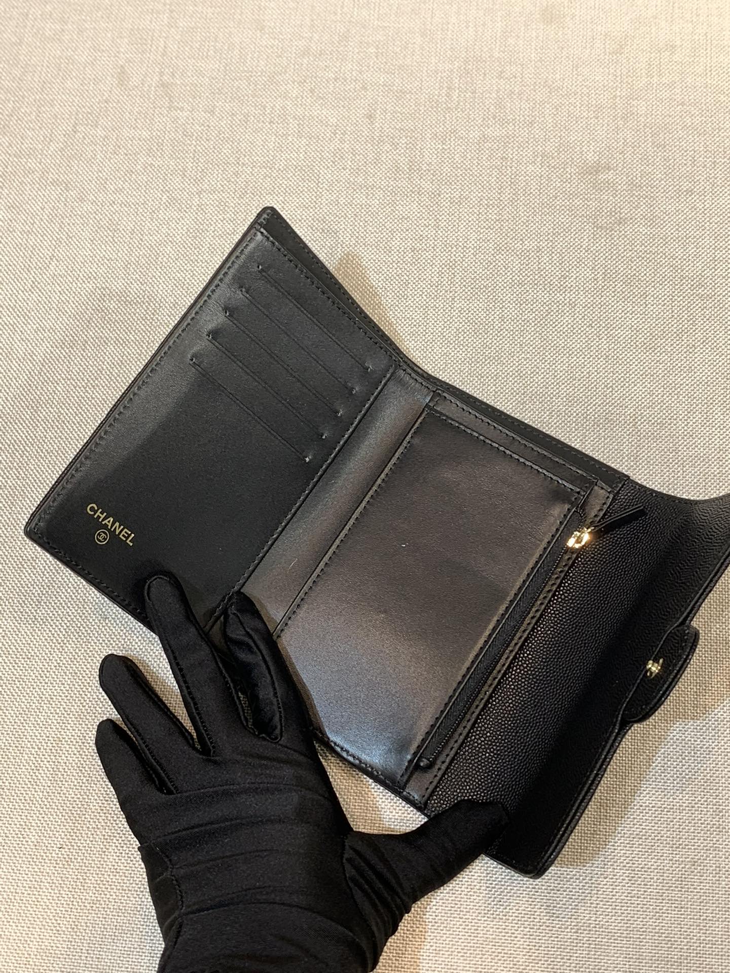 Оправа Chanel Classic CF Tri-fold – черная кожа цвета личи с золотой пряжкой