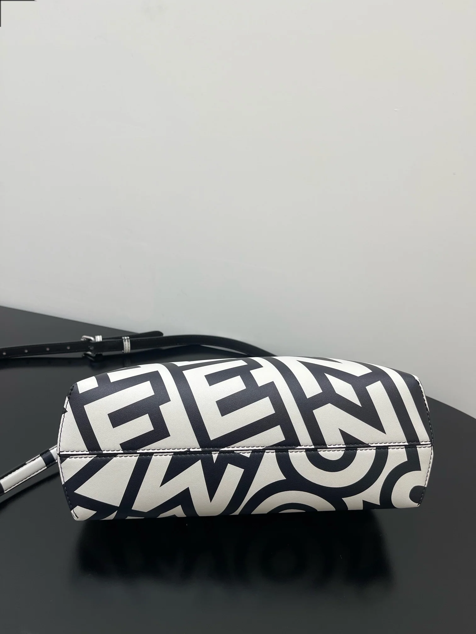 Сумка Fendi First Handbag - Маленькая - Черно-белая коллаборация