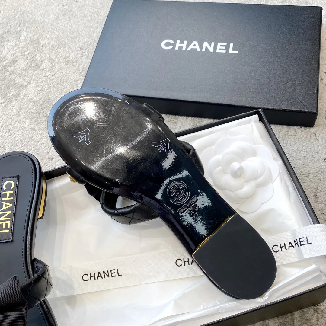 Новинка сезона весна/лето 2023 от Chanel - Тапочки с жемчужным бантом - Черные