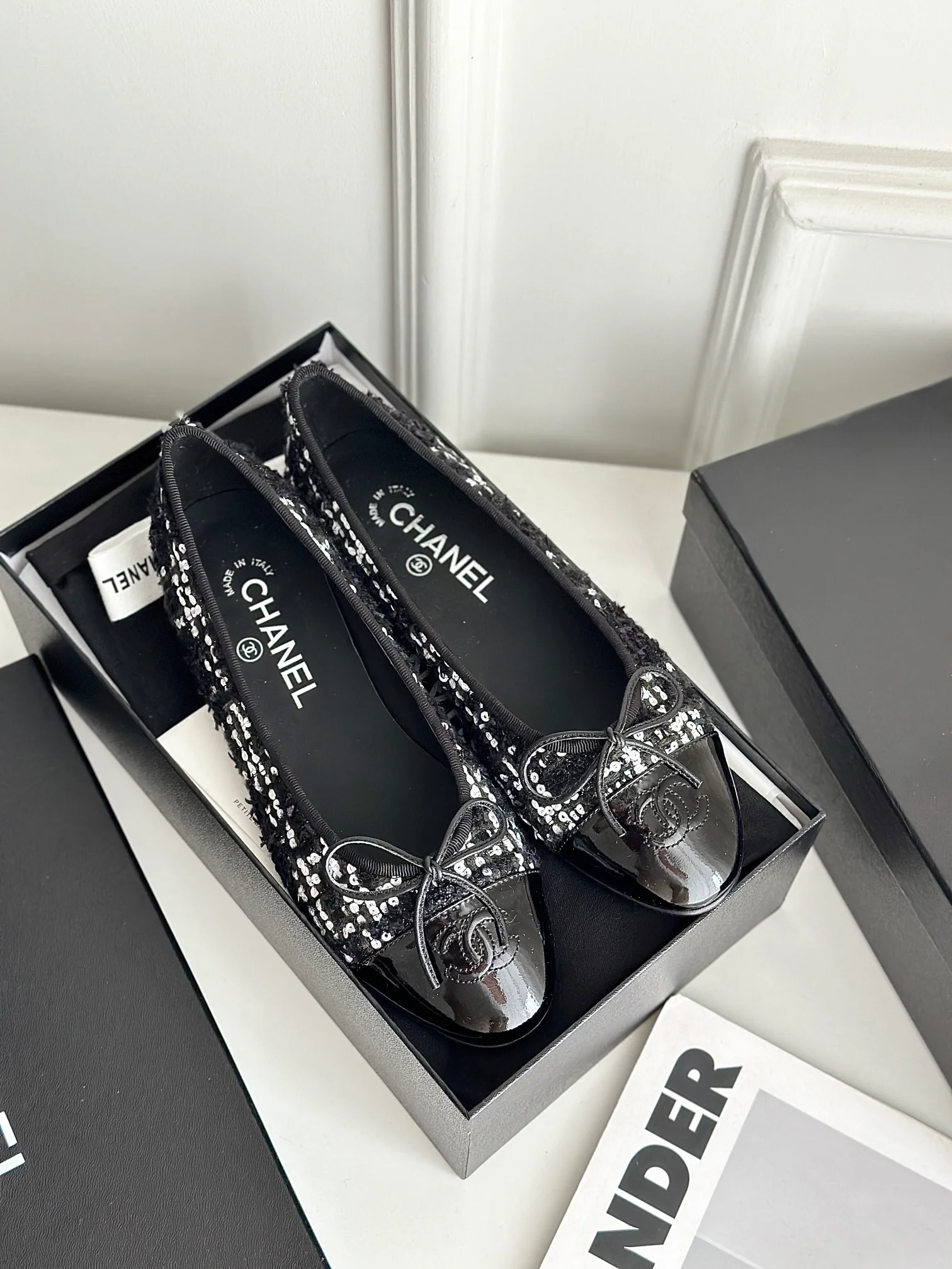 Новинка Chanel 2023 года - Классические балетки в твидовом стиле