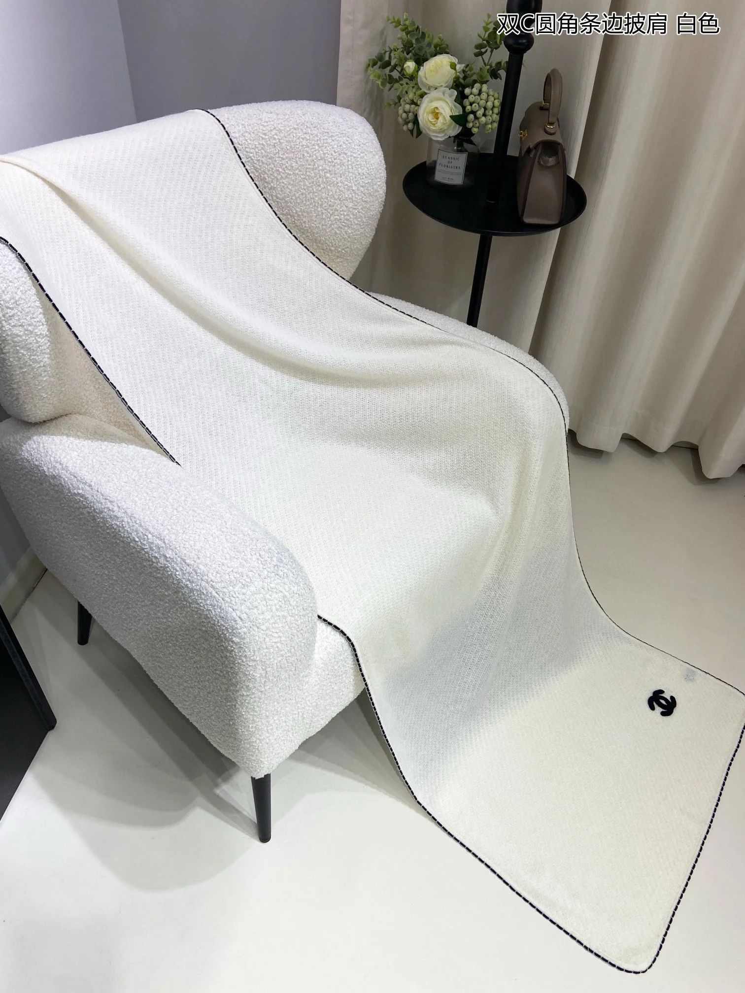 Шаль Сяо Ай Цзя - 2024, полосатая, с двойными С-образными закругленными углами - 1