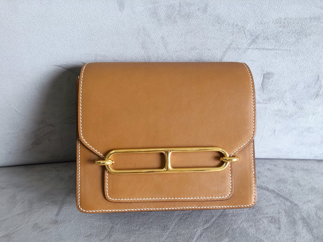 Сумка Hermes Roulis 19 из седельной кожи с золотой пряжкой.