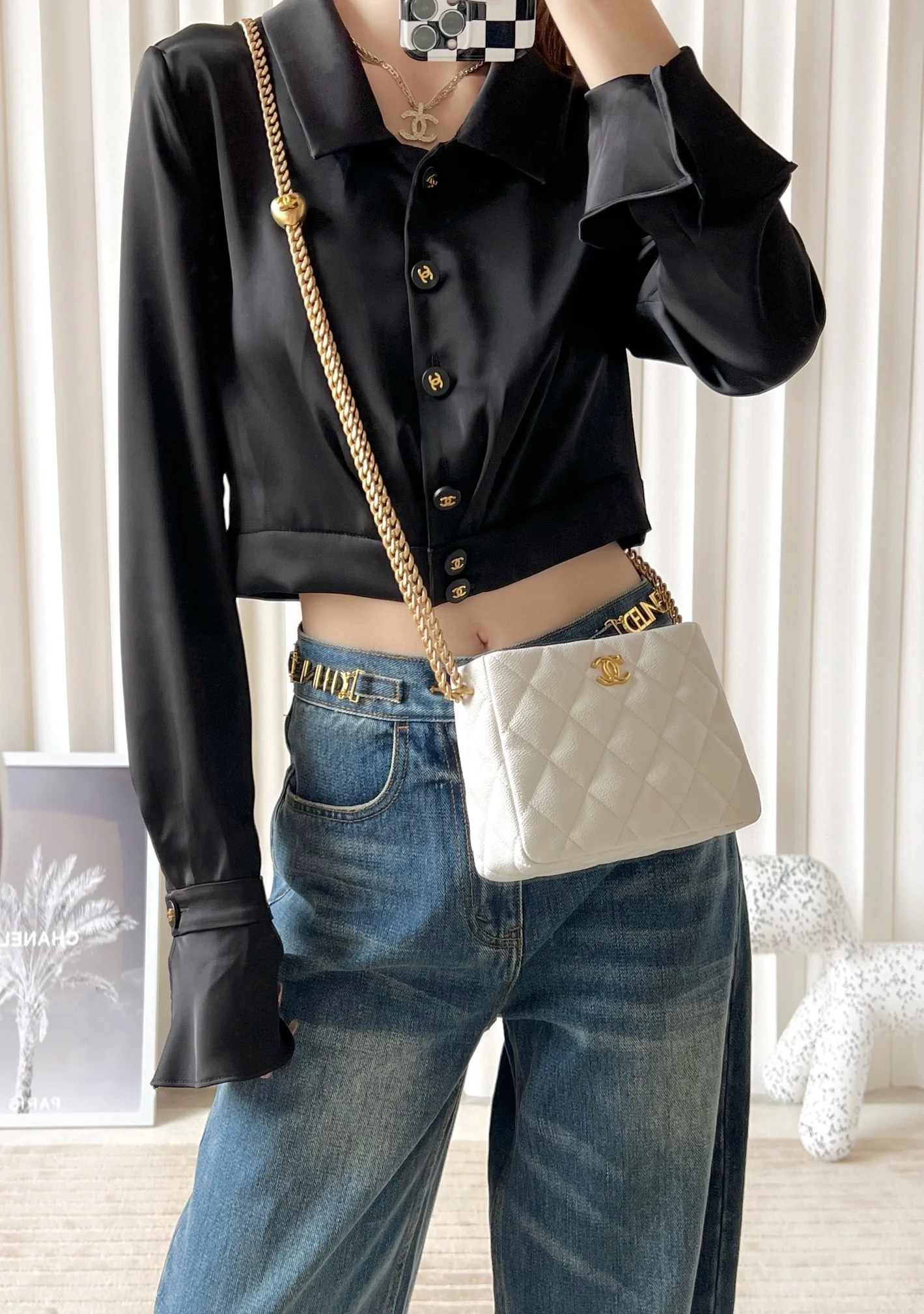 Новинка коллекции Chanel Весна/Лето 2023 - Сумка-хобо в форме сердца (маленькая) - Белая - Фотографии сумки на себе.