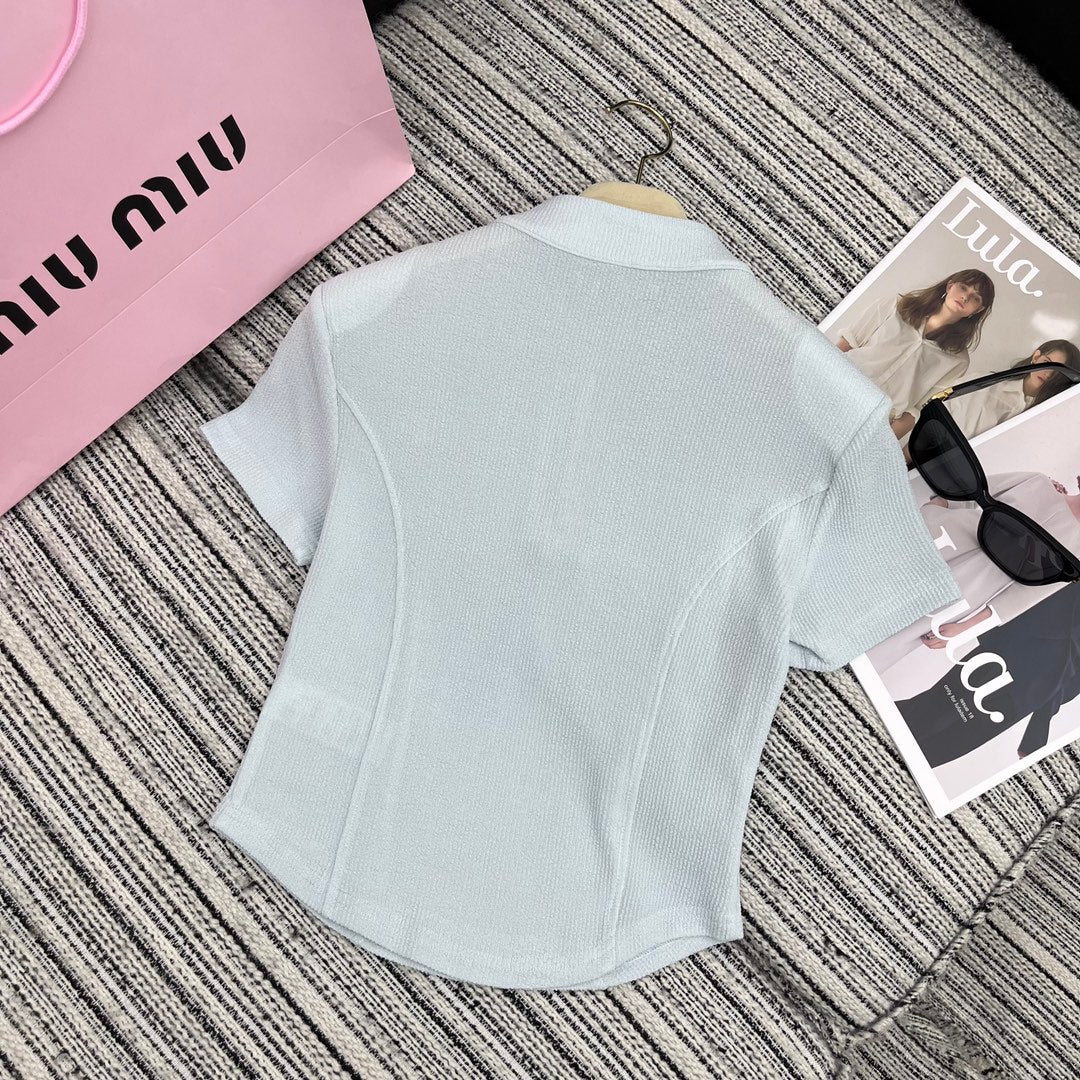 Miu Miu - 2404 - Коллекция весна/лето 2024 - Новый костюм Miu с воротником-стойкой, подплечниками и приталенным силуэтом - Серый