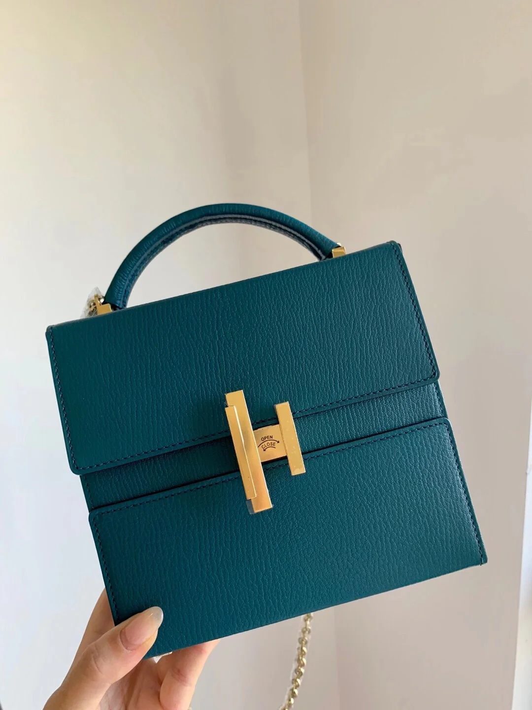 Hermes Cinhetic 24 Chevre Bosphorus Green с пряжкой из светлого золота