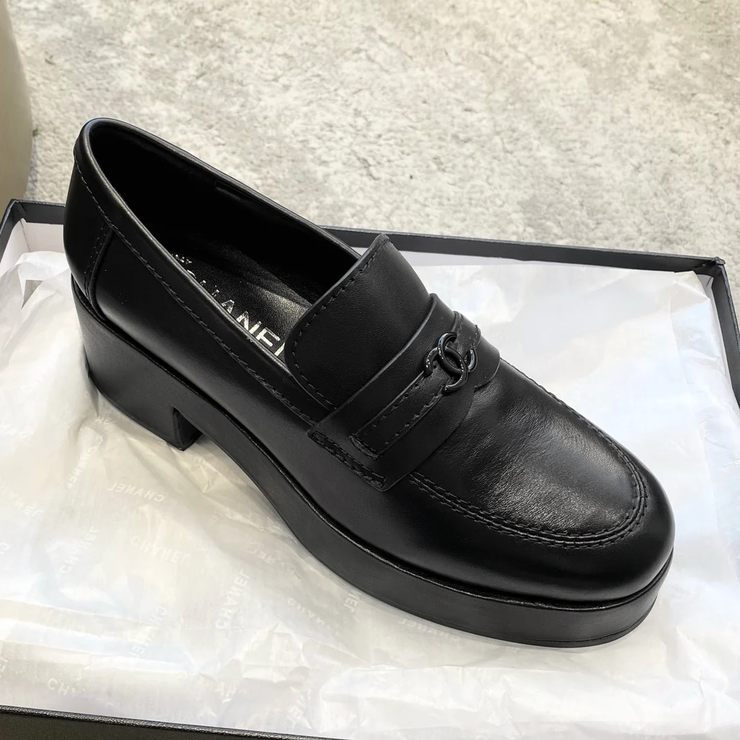 Новинка сезона весна/лето 2023 от Chanel - Лоферы на платформе - Черные