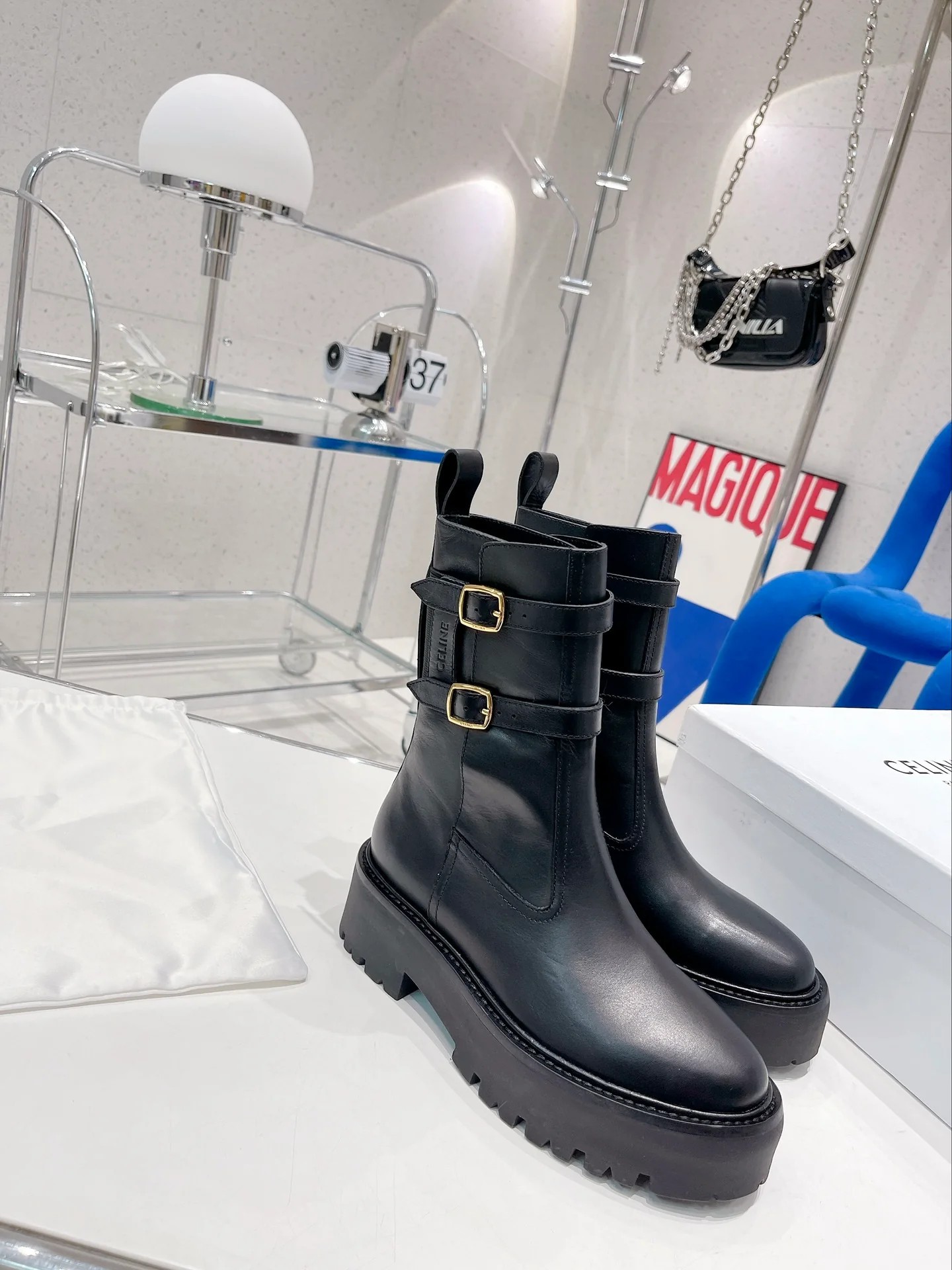 Новинка сезона осень/зима 2022 от Celine — ботинки с двойной кожаной пряжкой.