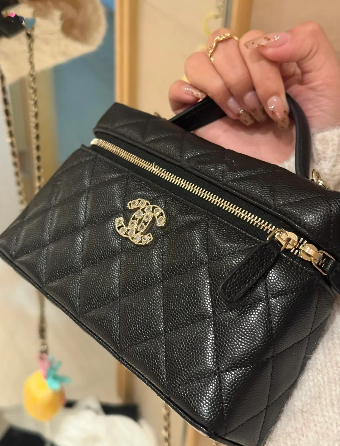 Сумка-бенто Chanel 25p-LP с застежкой в ??форме сердца, украшенной бриллиантами — черная.