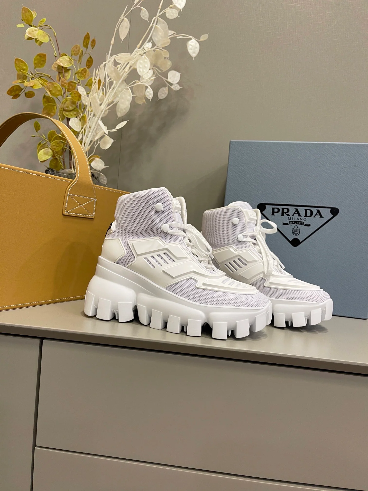 Новинка сезона весна/лето 2022 от Prada - высокие повседневные сапоги на платформе.