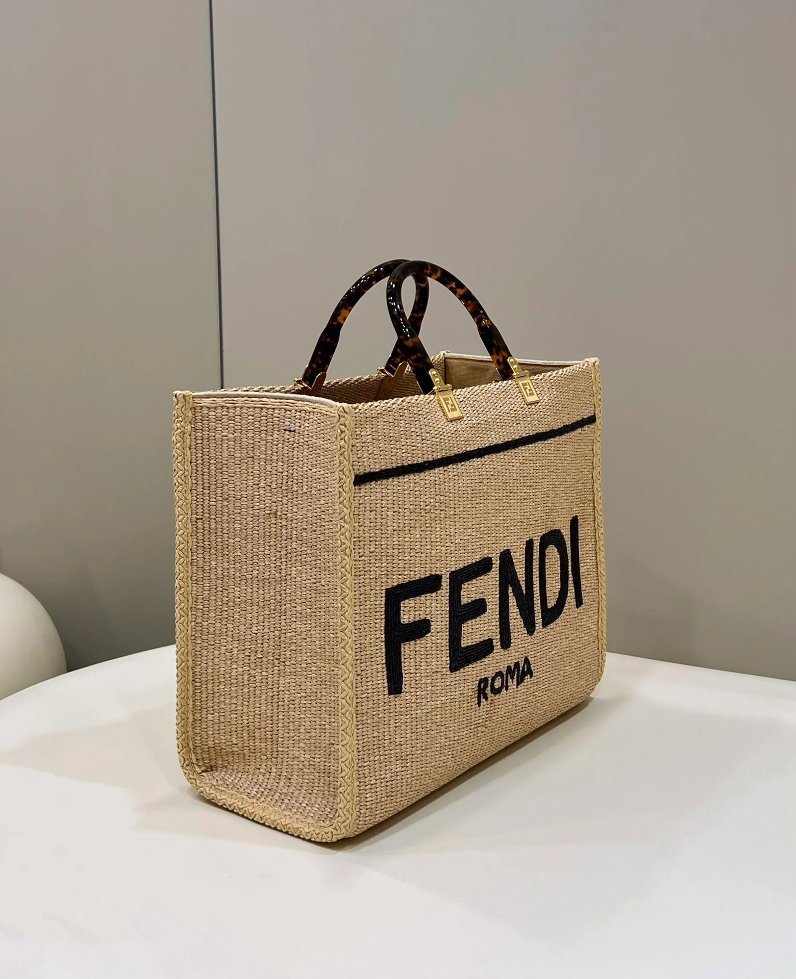 Сумка-шоппер Fendi Sunshine ручной работы из соломы