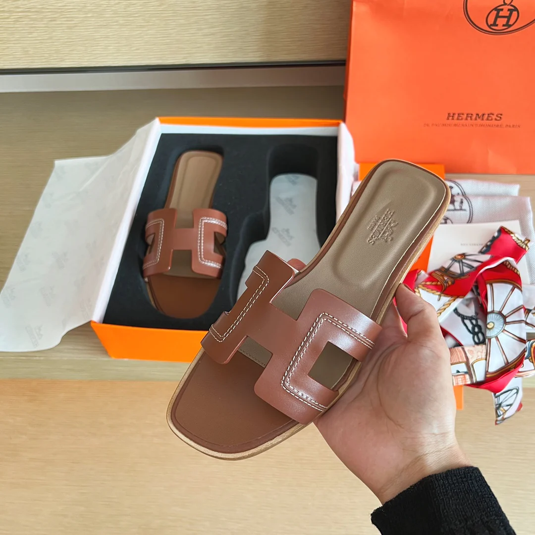 Классические домашние тапочки Hermes с буквой H — прошитая кожа — коричневые