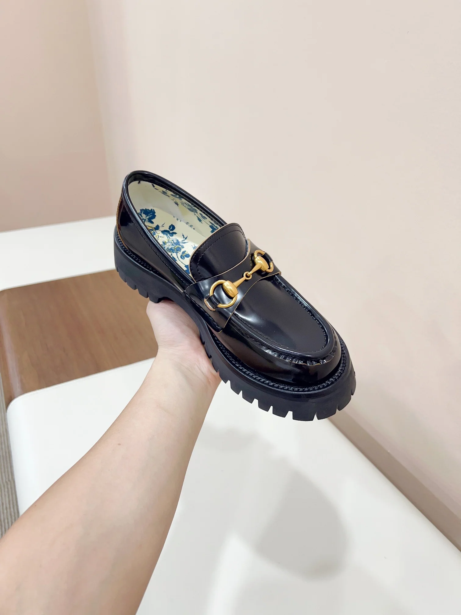 Новинка сезона осень/зима 2023 от Gucci - Лоферы - Глянцевый черный