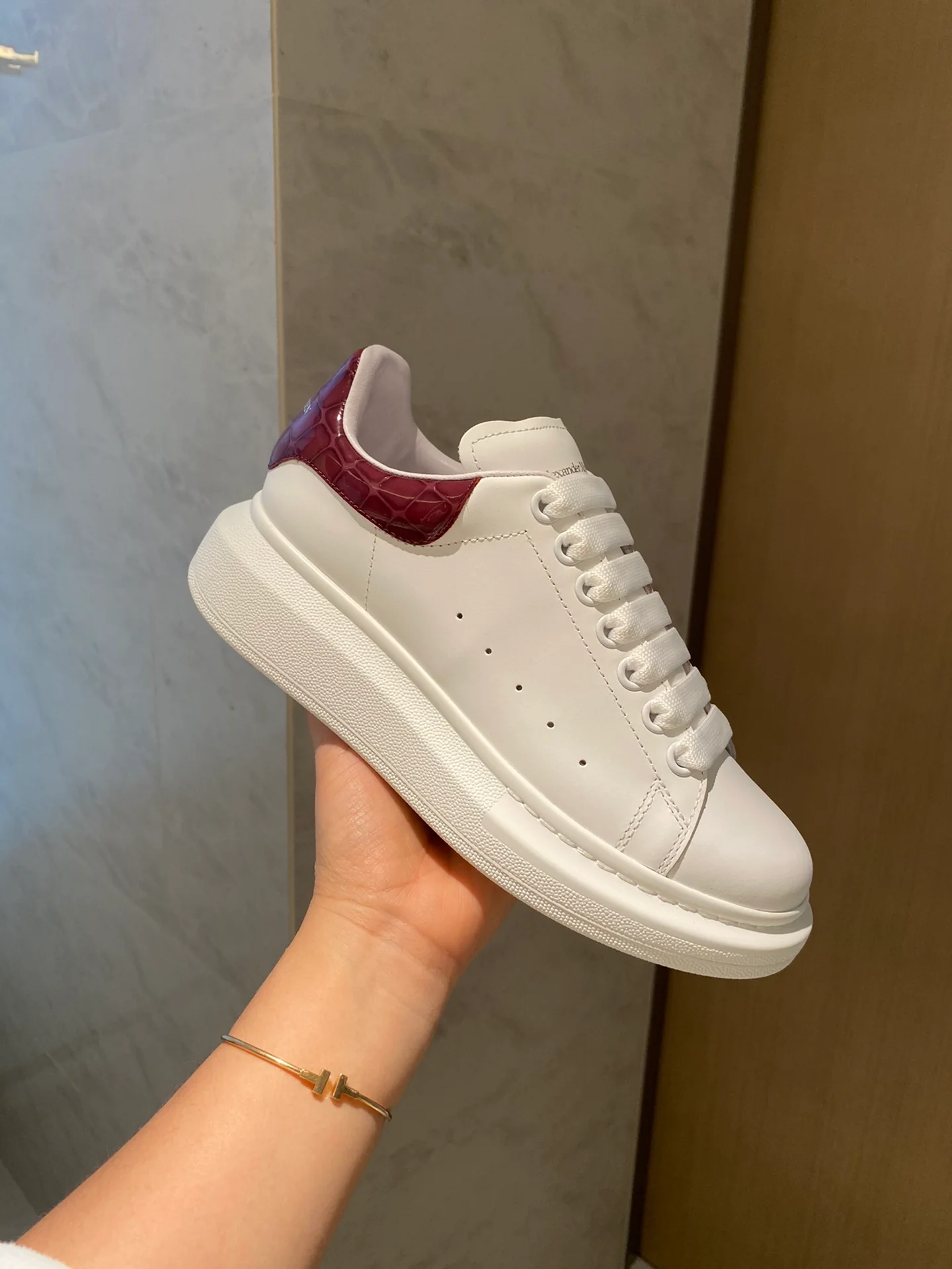 Классические белые кроссовки McQueen - на каблуке-резинке - в клетку - бордовые