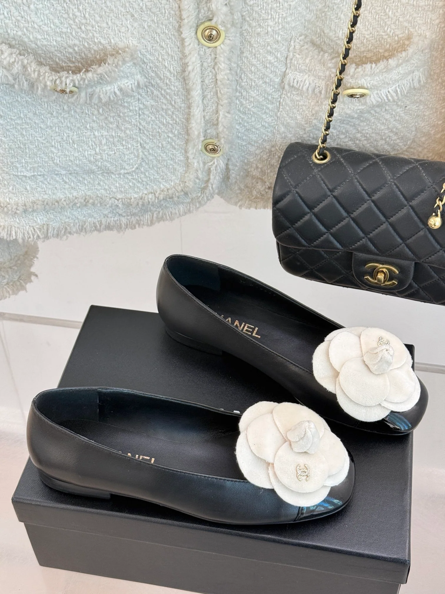 Туфли на низком каблуке Chanel Camellia 2024 — черные