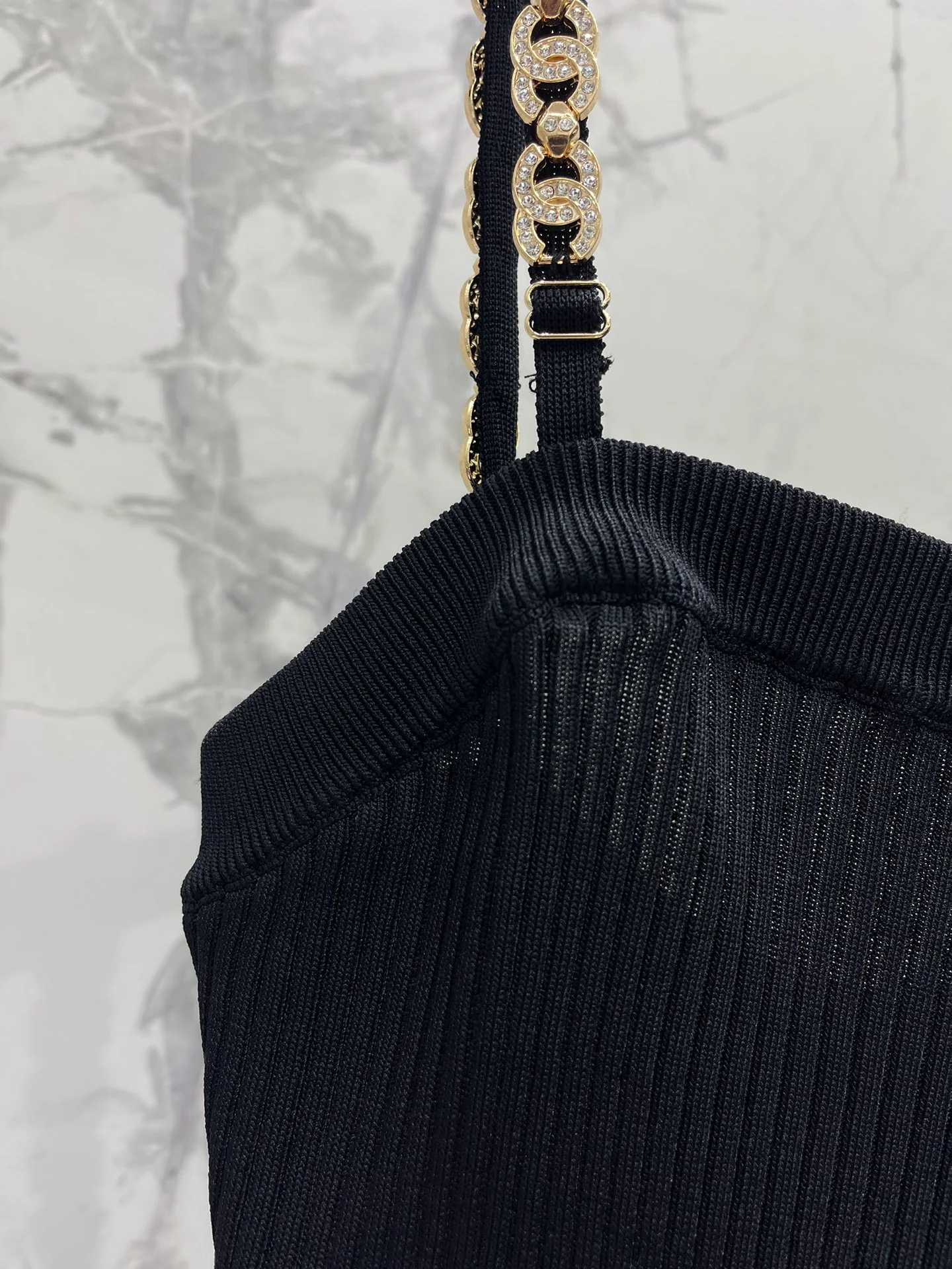 Chanel 2403-24 Летняя новинка: вязаная кофточка ручной работы с цепочкой, стильная и универсальная – черная