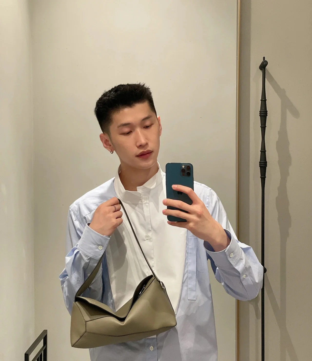 Сумка-хобо Loewe Puzzle из кожи наппа, бежевая.