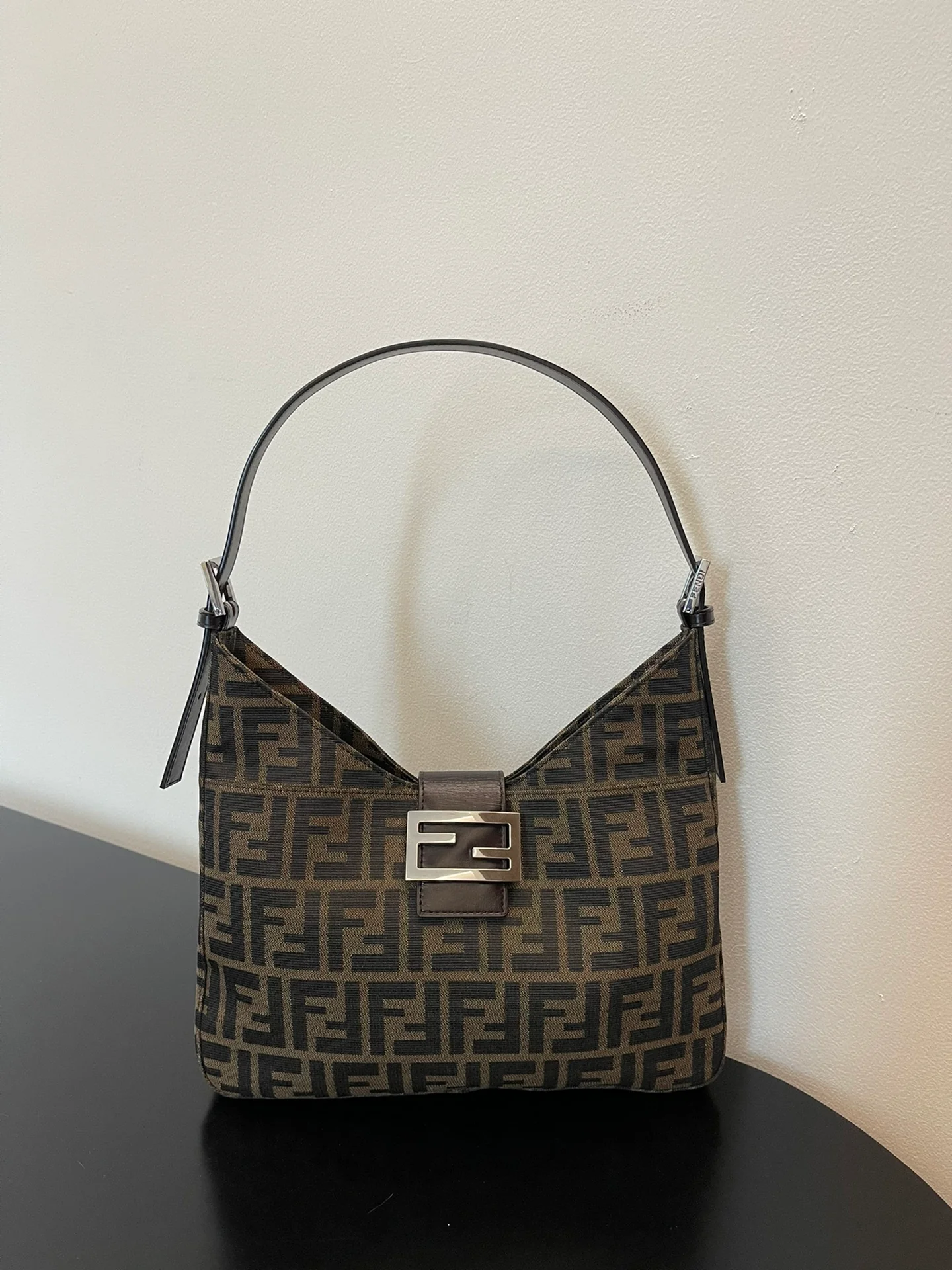 Винтажная сумка Fendi Monogram с серебряной пряжкой через плечо