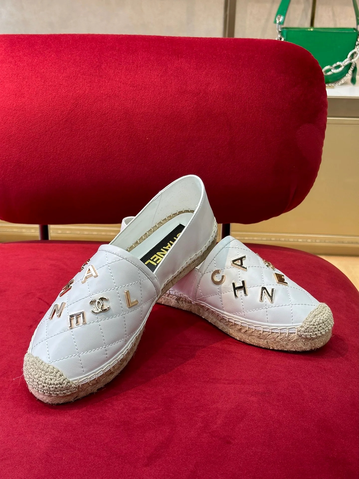 Новинка сезона весна/лето 2023 от Chanel - Рыбацкие туфли с надписями