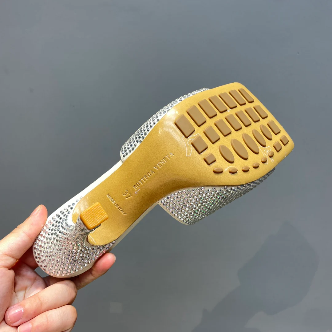 Сандалии на высоком каблуке из коллекции BV-2022 с подиума - 1