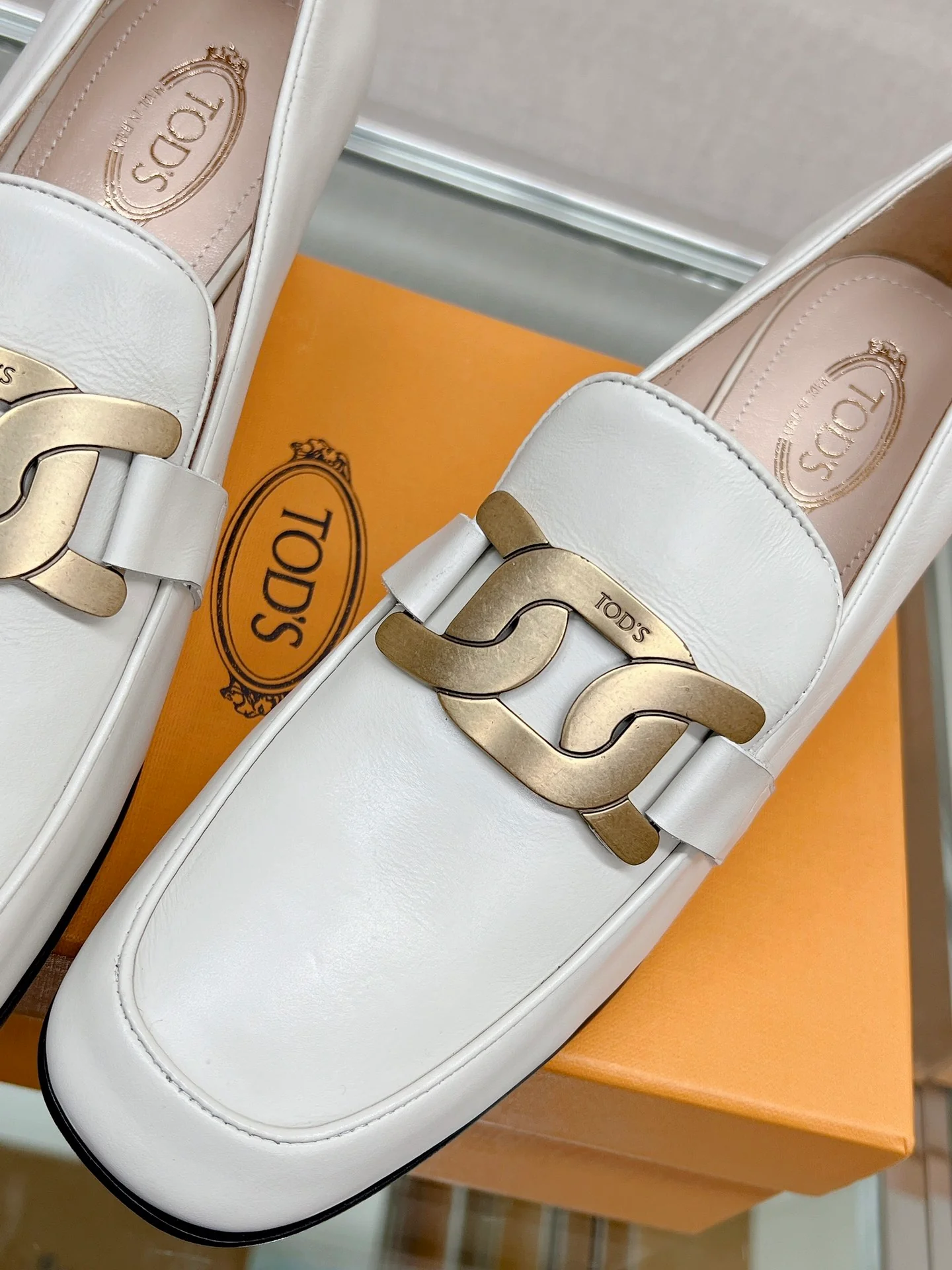 Весенняя коллекция Tods 2023 - Туфли на низком каблуке - Белые