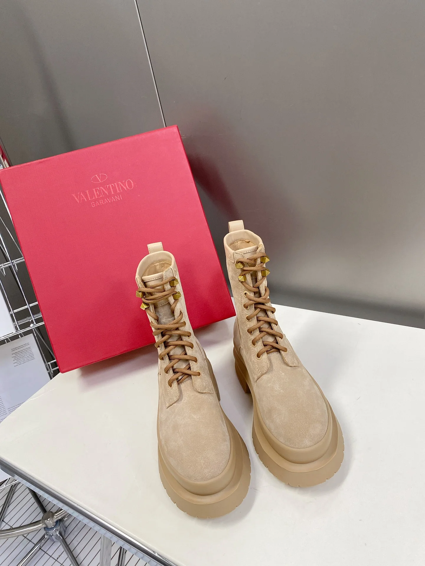 Новинка сезона осень/зима 2022 от Valentino — ботинки Martin в британском стиле.