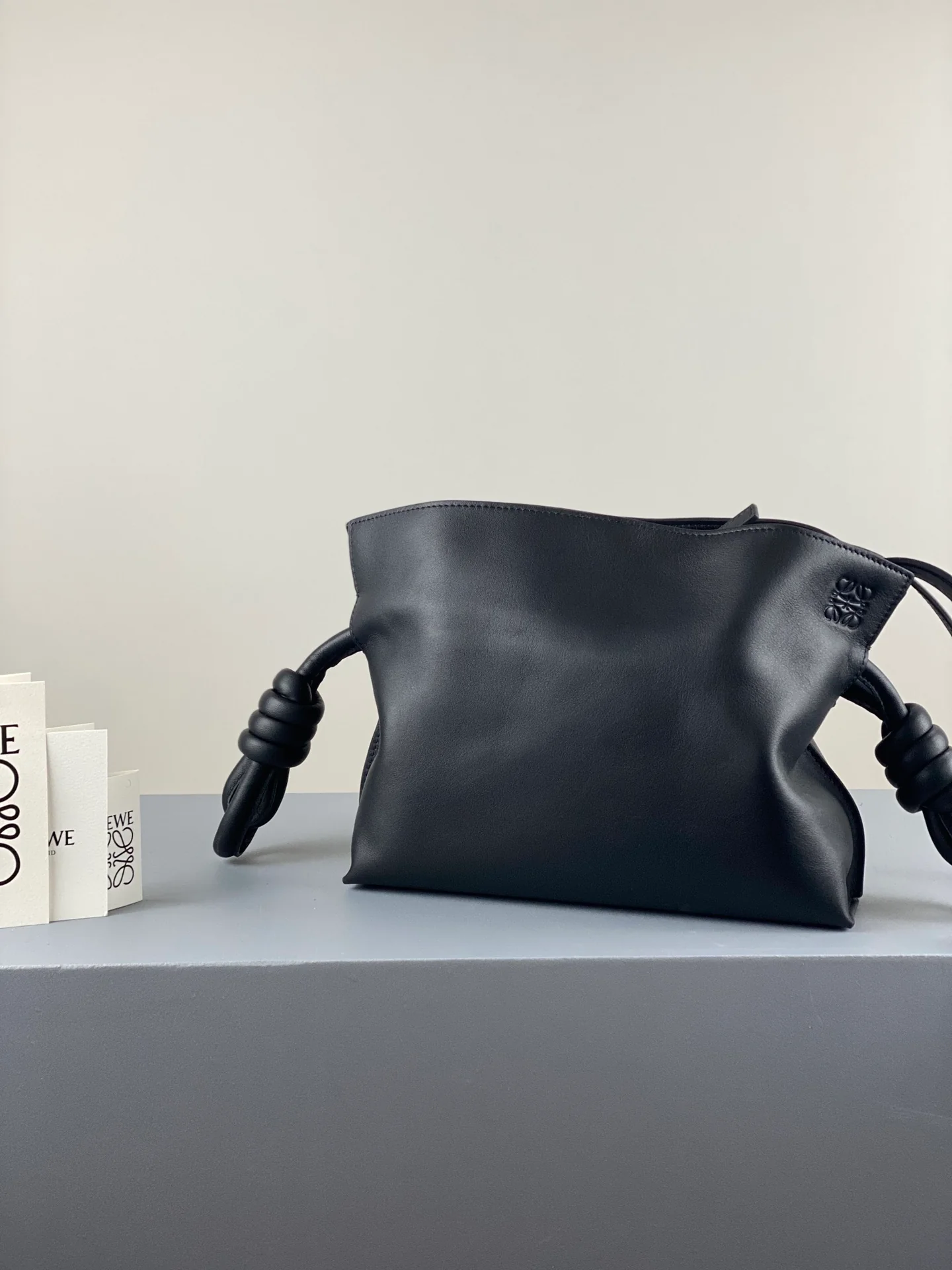 Loewe, обновленная версия 2020 года - Flamenco - Телячья кожа - Мини - Черный