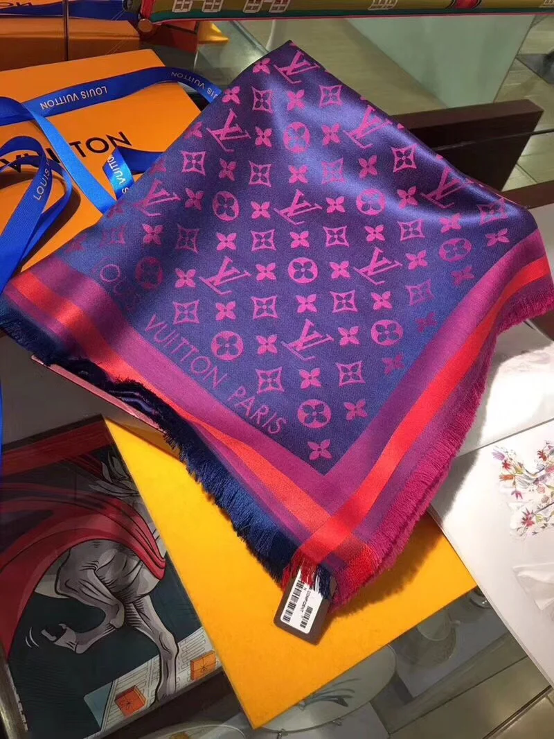 Шелковый шарф LV-140 Monogram — модель высшего класса с исключительно мягкой текстурой.