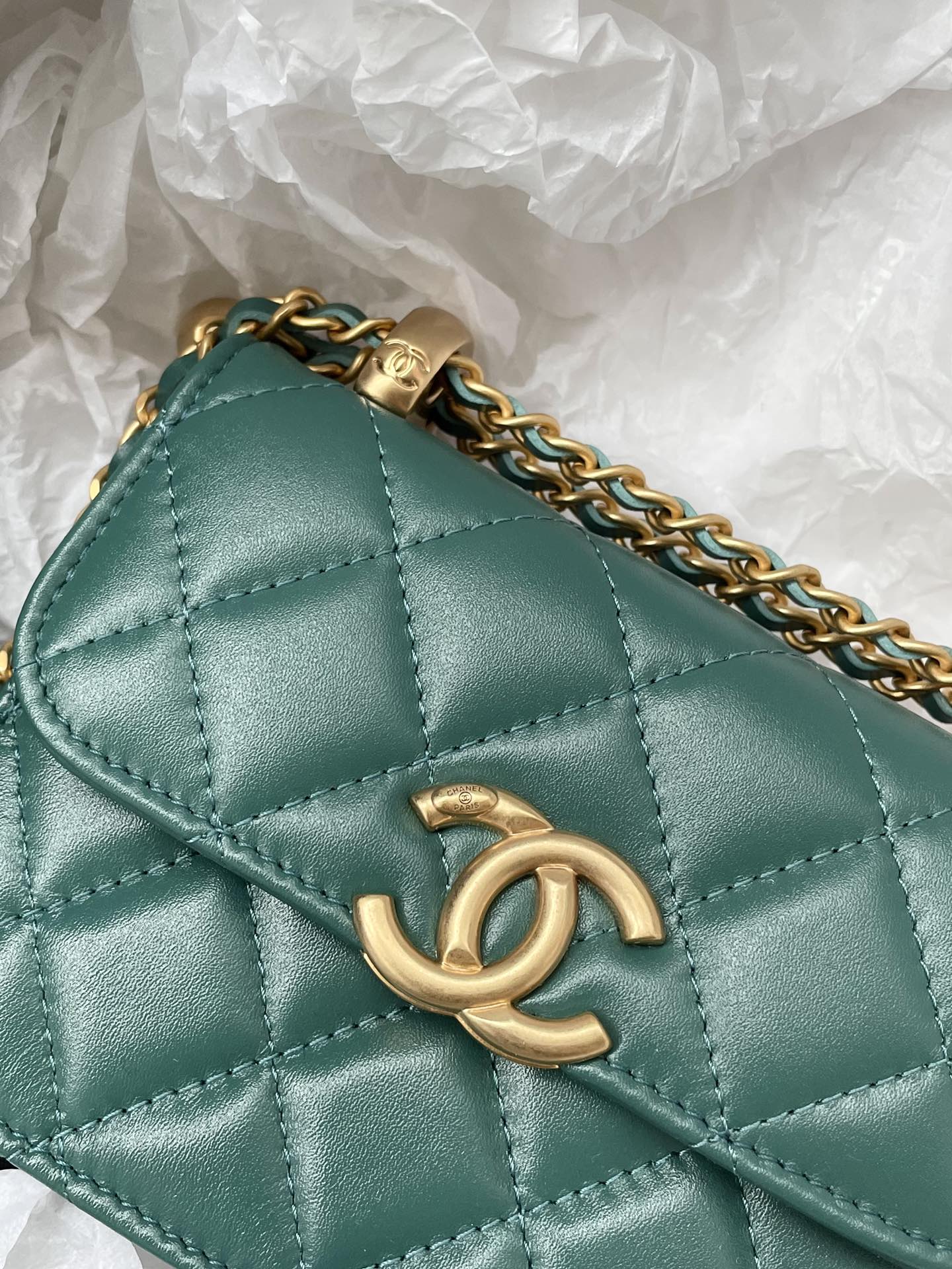 Держатель для карт Chanel с двойной золотой цепочкой и шариками - зеленая кожа.