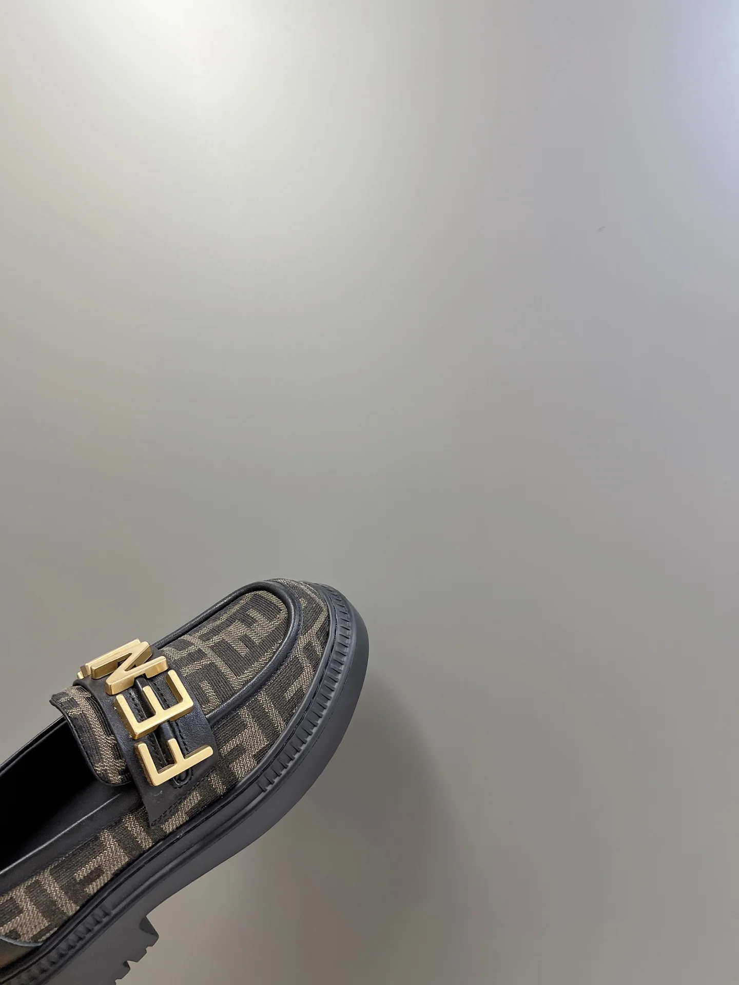 Новинка весны 2022 года от Fendi - Туфли с афро-буквами - Коричневые