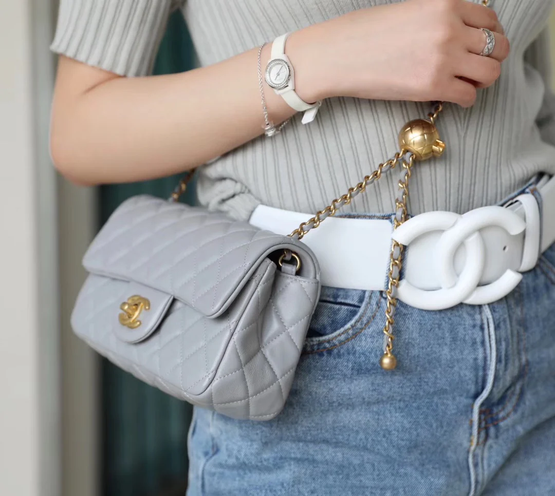 Chanel - Золотая сумка-клапан с шариком из углеродного волокна - Серая