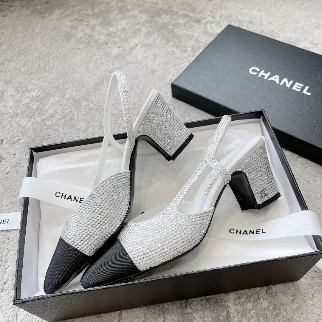 Chanel - Атласные босоножки на низком каблуке со стразами - Белые